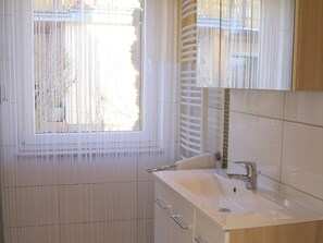 Bathroom - Welcoming Apartment With Balcony, Garden, Private Terrace (Bad Wildungen)