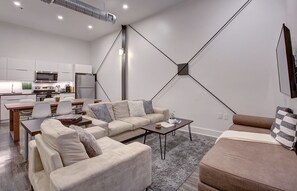 Smart TV, libros y videoteca 