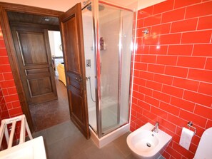Apartment | Bathroom | Shower, towels