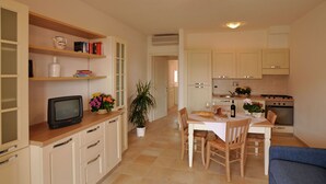 Private kitchen - Cozy Apartment With Terrace, 800m. From the sea (Scarlino)