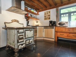 Cottage | Privékeuken | Een kinderstoel