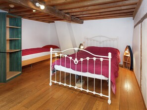 7 camere, con arredamento individuale, lenzuola