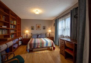 9 camere, una scrivania, ferro/asse da stiro, culla da viaggio