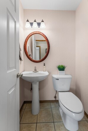 Combined shower/bathtub, towels, soap, shampoo - 3BR Home for a Family Ski Trip or Summer Adventure (Pagosa Springs)