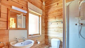 Combined shower/bathtub, hair dryer, towels - Spacious Holiday Home in Little Petherick (Wadebridge)
