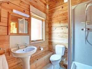 Combined shower/bathtub, hair dryer, towels - Spacious Holiday Home in Little Petherick (Wadebridge)
