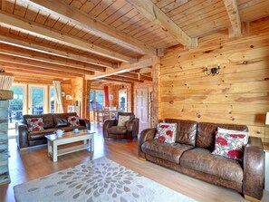 Fireplace, DVD player - Spacious Holiday Home in Little Petherick (Wadebridge)