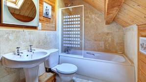 Combined shower/bathtub, hair dryer, towels - Spacious Holiday Home in Little Petherick (Wadebridge)