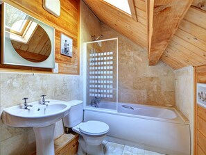 Combined shower/bathtub, hair dryer, towels - Spacious Holiday Home in Little Petherick (Wadebridge)