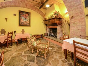 Dining - Holiday Home in Monte Santa Maria With Pool (Monte Santa Maria Tiberina)