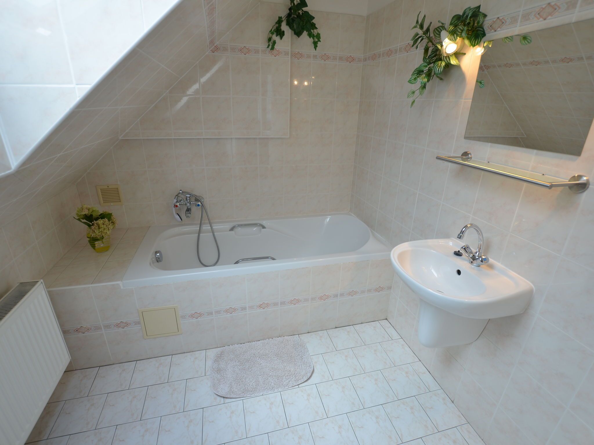 Kamar mandi | Bathtub dan handuk