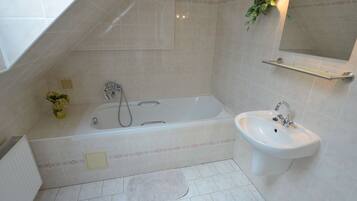 Kamar mandi | Bathtub dan handuk