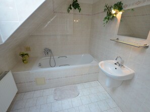 Bathroom | Bathtub, towels