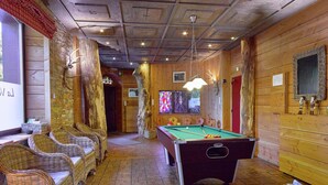 A pool table in a wooden room with wicker furniture and a billiards table. - Luxurious Villa in Stoumont With Sauna (Stoumont)