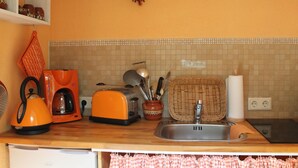 A kitchen with a toaster, kettle, and a wicker basket on the counter. - Apartment in Ribnitz Damgarten (Ribnitz-Damgarten)