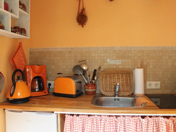 A kitchen with a toaster, kettle, and a wicker basket on the counter. - Apartment in Ribnitz Damgarten (Ribnitz-Damgarten)
