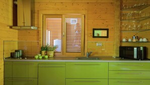 Casa | Cocina privada | Cafetera y tetera, refrigerador, microondas y lavavajillas 