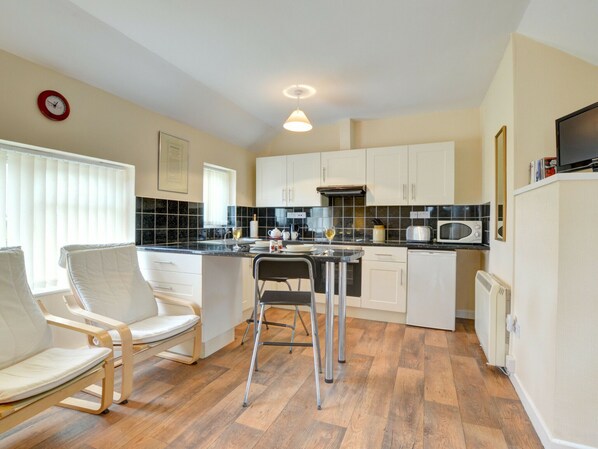Fridge, microwave, oven, electric kettle - Spacious Holiday Home in Felindre With Garden (Llandysul)