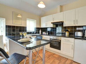 Fridge, microwave, oven, electric kettle - Spacious Holiday Home in Felindre With Garden (Llandysul)