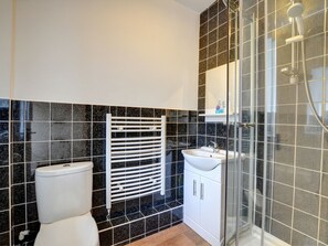 Shower, towels - Spacious Holiday Home in Felindre With Garden (Llandysul)