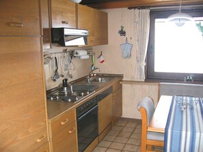 Ferienhaus | Eigene Küche | Wasserkocher mit Kaffee-/Teezubehör, Kühlschrank, Mikrowelle, Ofen