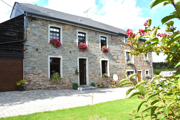 Chic Holiday Home With Garden - Neufchâteau