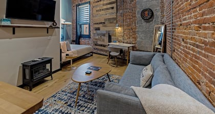XCHNG Unit D. Studio Apartment in Heart of Downtown, XCHNG Studio