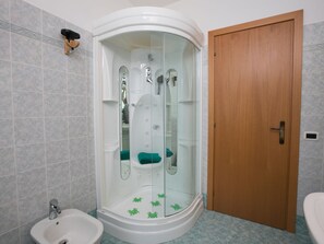 Ferienhaus | Badezimmer | Dusche, Handtücher