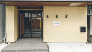 Une entrée d’immeuble avec une enseigne indiquant « Winko ».