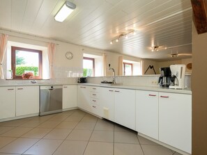 Casa de campo | Cocina privada | Microondas, lavavajillas, cafetera o tetera y trona infantil