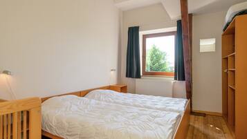 Cottage | 7 bedrooms, individually furnished, iron/ironing board, bed sheets