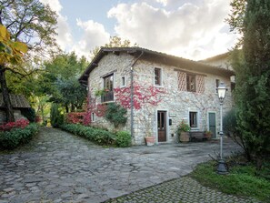 Reception - Farmhouse in Poppi With Swimming Pool, Garden,fireplace, BBQ (Poppi)