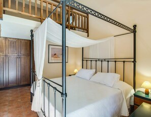 5 habitaciones, muebles diferentes y ropa de cama 