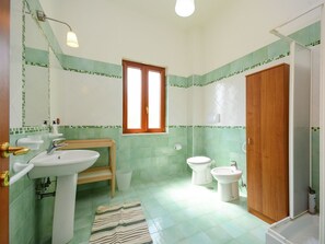 House | Bathroom | Shower, towels - Apartment With Lovely Pool (Torrecuso)