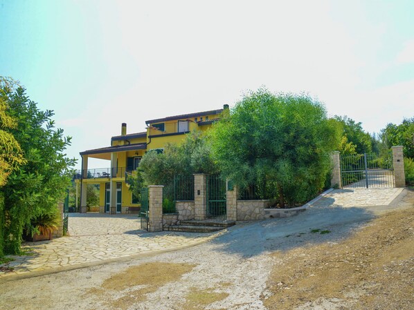 House | Exterior - Apartment With Lovely Pool (Torrecuso)