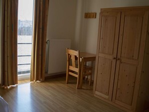 5 habitaciones, muebles diferentes y ropa de cama