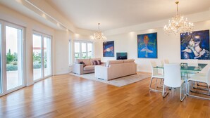 Villa | Living room - Detached Comfortable Villa With Private Pool Near the Beach and Sukošan (Sukosan)