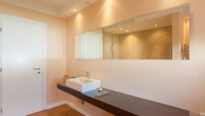 Vila | Kamar mandi | Shower dan handuk