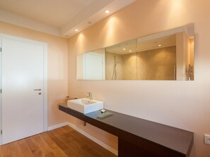 Villa | Badezimmer | Dusche, Handtücher