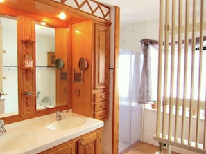 Bathroom - Splendid Cottage in Thynes with Hot Tub (Dinant)