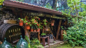 Een rustieke buitenomgeving met een houten vat waarop 'casale nunziatina' staat en een bord met de tekst 'MUSEUM 4 EEUW VAN LANDBOUW'.