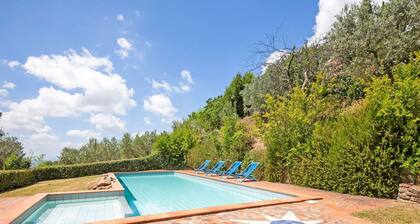 Luxurious Holiday Home in Lamporecchio With Pool