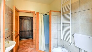 Shower, towels - Luxurious Holiday Home in Lamporecchio With Pool (Lamporecchio)