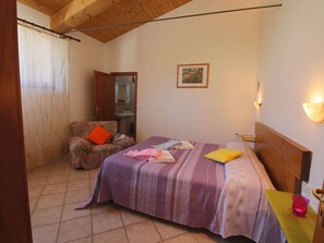 House | 3 bedrooms, individually furnished, cribs/infant beds