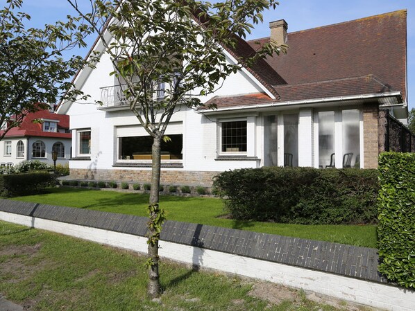 Exterior - Stylish Holiday House From the 1960s in West Flanders Near the Beach (De Panne)