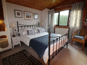 2 bedrooms, bed sheets - Lovely Cottage in Brookland Britain With Private Veranda (Romney Marsh)