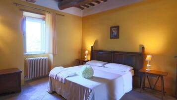 1 habitación, muebles diferentes y ropa de cama