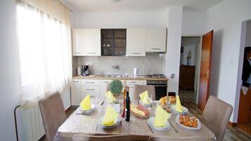 Apartment | Private kitchen | Cookware/dishes/utensils