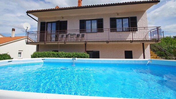 A two-story building with a swimming pool in front. - Comfortable and Quiet Apartment in Istria With Privacy (Barban)