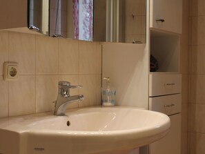 Shower, towels - Cozy Apartment With Garden in Klütz (Kluetz)